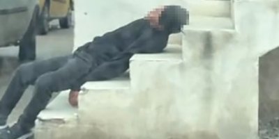 Uyuşturucu bağımlısı merdivenlerde sızıp kaldı