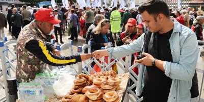 Adana’da işçi bayramı, simitçiler bariyerlerin arkasında çalışmaya devam etti