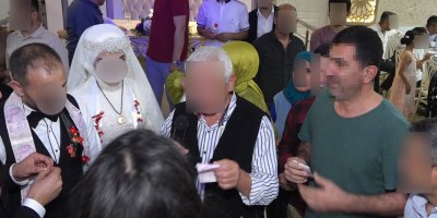 Davetsiz düğüne gitti, pasta yedi, takılan paraları çaldı