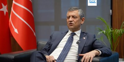 CHP lideri Özgür Özel'e cenaze çıkışı yumruklu saldırı!