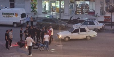 Kaza anı kamerada: Yaralı sürücüyü kaldırıp kenara götürdüler