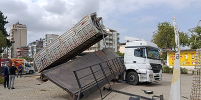 Damperi açılan tır üst geçidi kopardı: Yaya olmaması üzücü bir olayı engelledi
