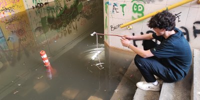 Adana’da Belediye’ye ilginç protesto. Alt geçitte balık avladı.