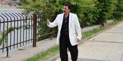 Konuşma bozukluğu olan şarkıcı sosyal medyada popüler oldu