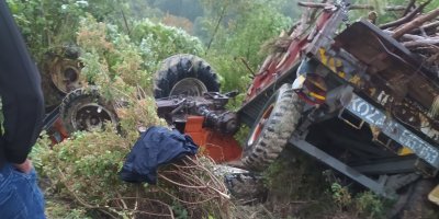 Devrilen traktörün sürücüsü hayatını kaybetti