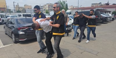 Park halindeki otomobillerden 500 bin TL'lik hırsızlık yapan 3 şüpheli yakalandı