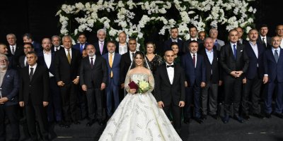 Tamer Dağlı’nın oğlunun düğünü, sürpriz misafirlerle, Tüyap Fuar alanında gerçekleşti.