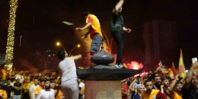 Adana’da şampiyonluk kutlamasında olay: Taraftarlar birbirine girdi