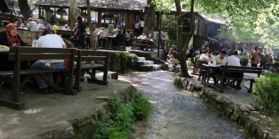 Sıcaktan kaçanlar, tabiat parkında serinledi