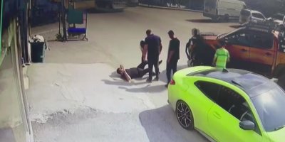 Adana'da şaka kazaya dönüştü: Kamyonetin çarpmasıyla ayağı kırıldı, telefonu bırakmadı