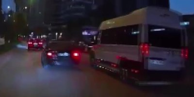 Adana'da makas atan otomobilin zincirleme kazaya neden olduğu anlar kamerada