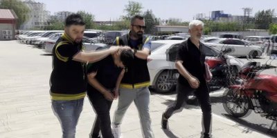 O anlar kamerada: Mezarlığa gelenlerin araçlarını soyan hırsız böyle yakalandı