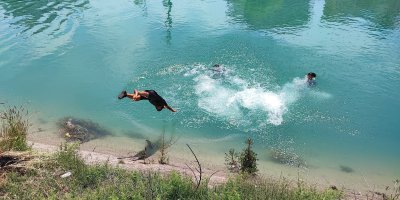 Adana'da havalar ısındı fırıncılar soğuk suyla, gençler yüzerek serinlemeye çalışıyor