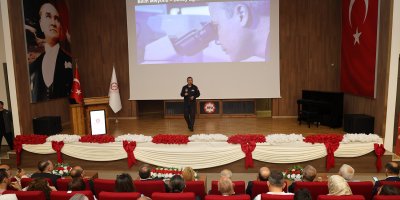 Türkiye'nin ilk astronotu Alper Gezeravcı ATÜ'de öğrencilerle buluştu