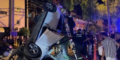 Adana'da kontrolden çıkan otomobil refüjde asılı kaldı: 5 yaralı