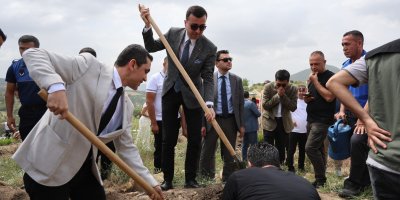 Hakim, savcı ve hükümlüler yanan ormanı yeşertmek için fidan dikti