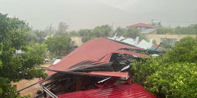 Kısa süreli yağış ve fırtına korku dolu anlar yaşattı