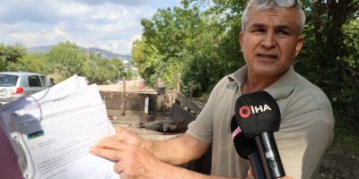 Adana'da belediyenin arazisinde açtığı yolun 4 metresini kapattı