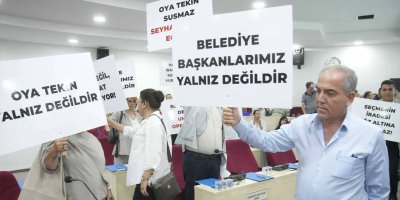 Seyhan Belediyesi CHP'li belediye meclis üyeleri, Başkan Oya Tekin'in gözaltına alınmasına tepki gösterdi