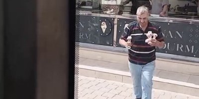 Şoför sıcaktan bunalan çocukları dondurmayla serinletti