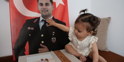 Şehit eşiyle yaptıklarını şimdi 13 aylık kızıyla yapıyor