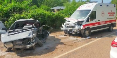 Adana'da ambulans ile otomobil çarpıştı: 1 ölü, 4 yaralı var!
