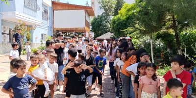 Adanalı çiftin bayram geleneği sürüyor: Yüzlerce çocuğa harçlık verdiler