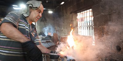 Adana sıcağında "Kelle Paça" ütücülerin zorlu mesaisi