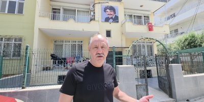 Evinin duvarına Ferdi Tayfur’un ışıklı panosunu yaptırdı