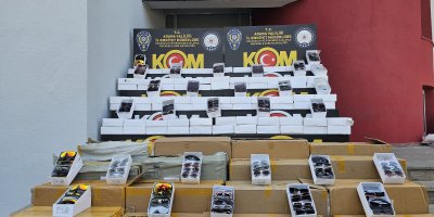 Adana'da 14 milyonluk kaçak güneş gözlüğü ve telefon ele geçirildi