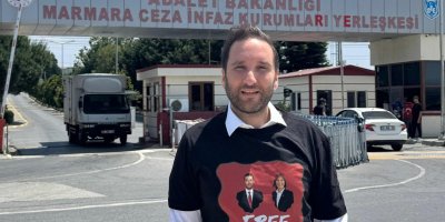 Tişörtünü giydi, Tekin ve Aydar’ı ziyaret etti.