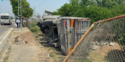 Adana'da zincirleme kazada tır narenciye bahçesine devrildi