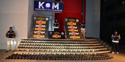 Adana'da tırdaki tarım aletlerine zulalanmış 420 ruhsatsız tabanca ele geçirildi