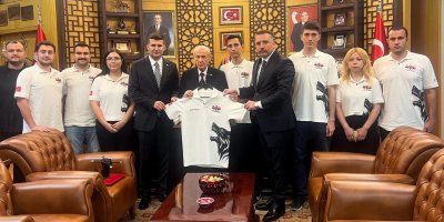 Adana Ülkü Ocakları Devlet Bahçeli’ye "TÜRKHAN" İHA takdim etti