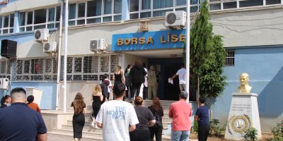 Adana'da sınava geç kalan öğrencileri polis yetiştirdi