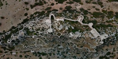 Adana’nın Ceyhan ilçesindeki Yılankale hem tarihi yapısıyla hem şahmeran efsanesiyle dikkat çekiyor