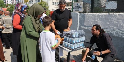 Vefat eden mühendisin adına YKS öncesi simit ve ayran dağıtıldı