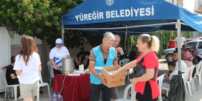 Yüreğir Belediyesi'nden YKS’ye giren öğrenci ve aileleri için ikram çadırı