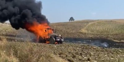 Yanan traktöre aldırmadı, çocuklarını teselli etti