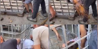 Kafesin parmaklıklarına sıkışan çocuk, demir kesilerek kurtarıldı