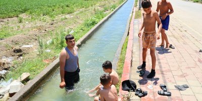 Adanalı çocukların yaz tatili: Kanaletlerde yüzüyor, kaldırımda güneşleniyorlar