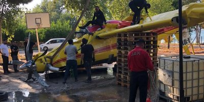 Göle düşen uçağın enkazının çıkartılma görüntüleri paylaşıldı