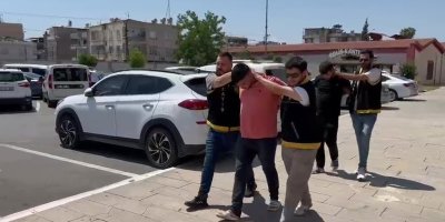 Merdivenle girip evi soydular, kısa sürede yakalandılar