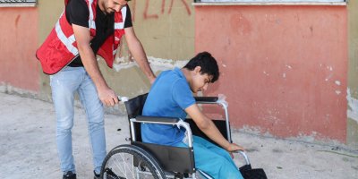 Yüreğir Belediyesi tekerlekli sandalyesi çalınan Enes'in yanında!