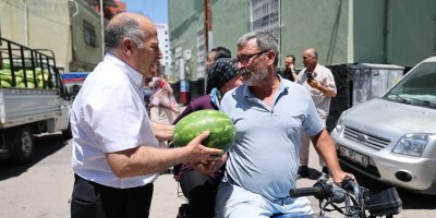 Başkan Demirçalı Halka Ücretsiz Karpuz Dağıttı