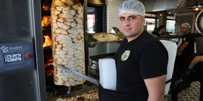 Dönercilerden Adana usulü serinleme: Vücutlarına kalıp buz koyuyorlar