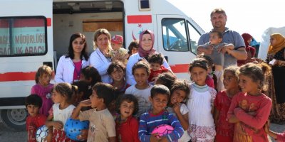 'Yılın Ebesi' çadırlara şifa dağıtıyor