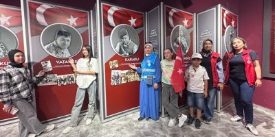 Adanalı üniversite öğrencileri Şehit Ömer Halisdemir'in kabrinde dua etti