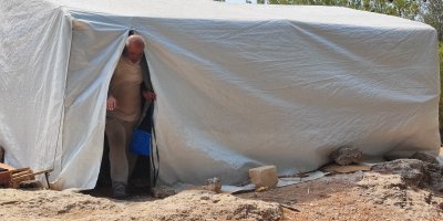 3 yıl önce eşi terk etti, şimdi de ev sahibi sokağa attı