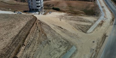 İlçede yıllardır bitmeyen yol vatandaşları isyan ettirdi